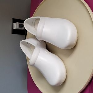 Anywear, white, nursing shoes, slip resistant, size 6, unisex